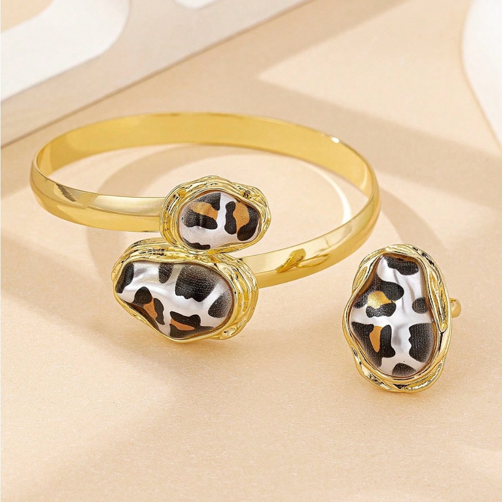 Gold tone zinc alloy set of Adjudtable leopard ring & bracelet - Picture 5 of 5